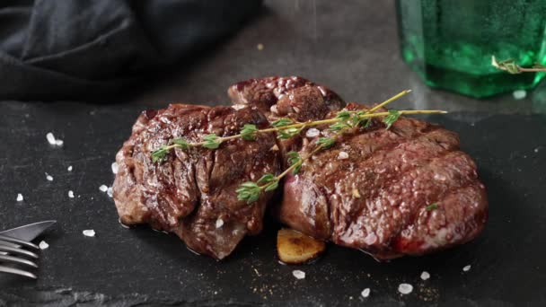 Pepř Padající Čerstvě Grilované Hovězí Filet Steak Maso Černém Kameni — Stock video