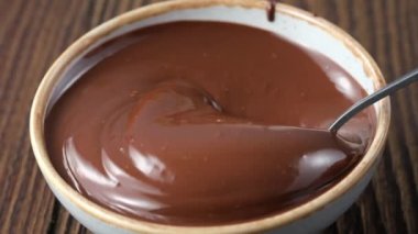 Mutfak masasındaki kasede eritilmiş çikolata sosuyla karıştırın.