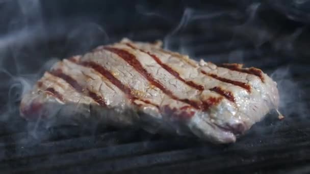 Bife Vaca Frito Uma Panela Churrasqueira Fumegante Quente Sal Derramando — Vídeo de Stock