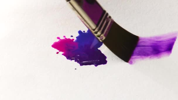 Artiste Dessine Sur Feuille Papier Blanc Avec Peinture Aquarelle Violette — Video