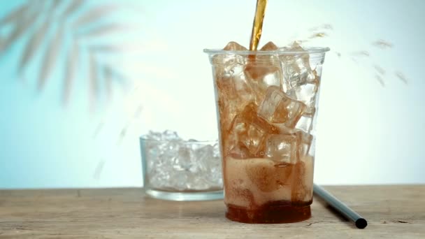 Cola Fresca Bebida Poring Plástico Tirar Copo Com Cubos Gelo — Vídeo de Stock