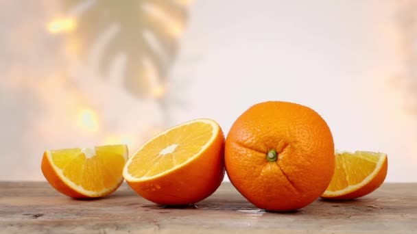 Čerstvé Zralé Pomerančové Plody Celé Plátky Dřevěném Stole Přiblížit — Stock video