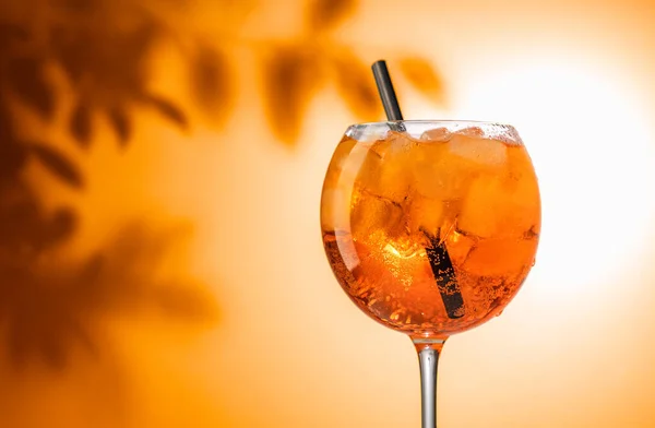 Verre Cocktail Spritz Apéro Orange Sur Fond Feuilles Défocalisées — Photo