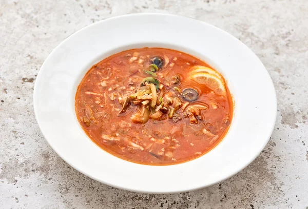 Porcja Zupy Pomidorowej Kiełbasą Oliwkami Białym Talerzu — Zdjęcie stockowe