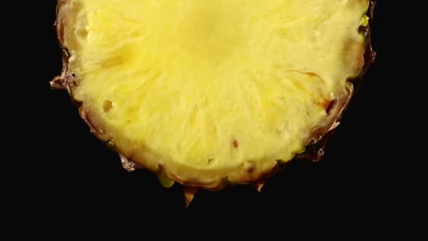 Färskpressad Ananas Juice Droppar Från Mogen Gul Frukt Skiva Nära — Stockvideo