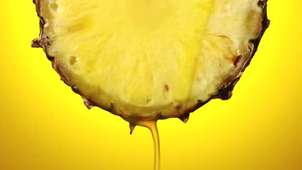 Succo Ananas Appena Spremuto Scorre Dalla Fetta Frutta Matura Vicino — Video Stock