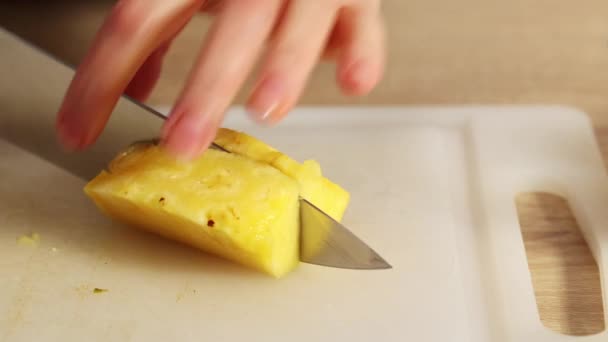 雌性手在自家厨房切新鲜成熟的菠萝水果 使早餐柔顺健康 家常便饭 — 图库视频影像