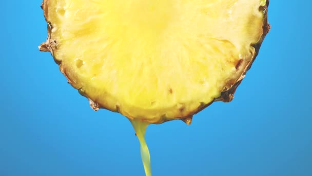 Taze Sıkılmış Ananas Suyu Olgun Sarı Meyve Dilimlerinden Akar Mavi — Stok video