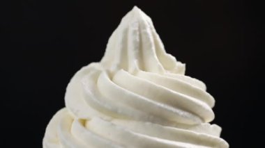 Krem şantiyi siyah arkaplanda döndür