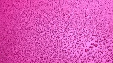 Su damlaları yakınlaştırılmış soyut pembe arkaplan