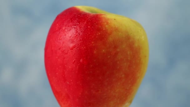 Zblízka čerstvé zralé rotující jablečné ovoce s kapkami vody — Stock video