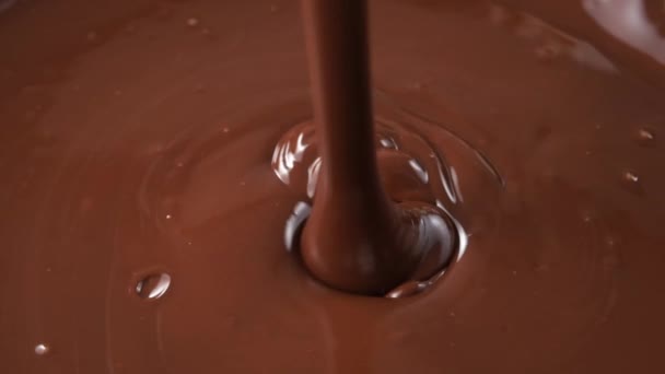 融化的巧克力倒入巧克力背景特写慢镜头 — 图库视频影像