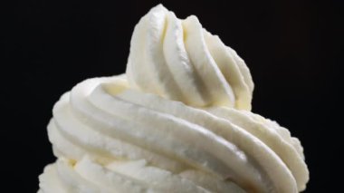 Krem şantiyi siyah arkaplanda döndür