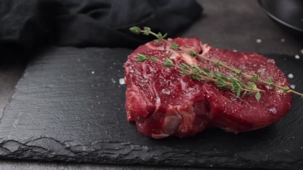 Fatia Carne Bife Crua Fresca Placa Pedra Preta Carne Especiarias — Vídeo de Stock