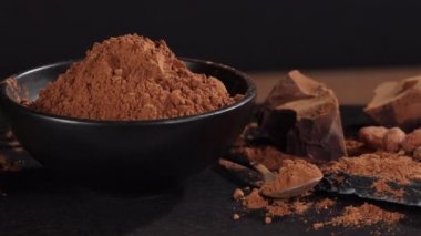 Tahta arka planda çeşitli kakao ürünlerini dönüştürme 