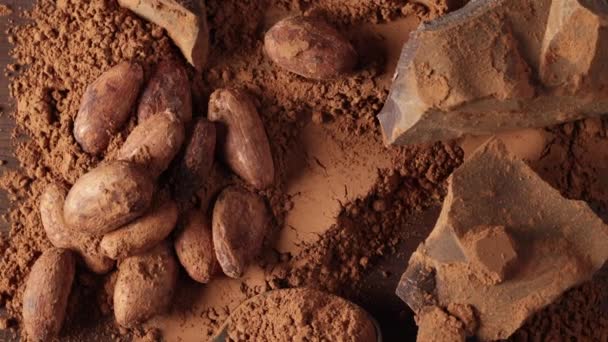 Gros plan de tourner divers produits de cacao sur fond en bois vue de dessus — Video