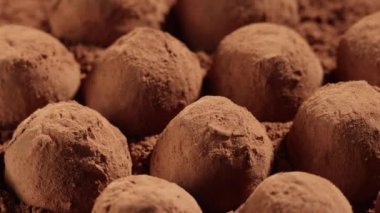 Kakao tozu arka planında dönen çikolatalı trüf mantarlarını kapat