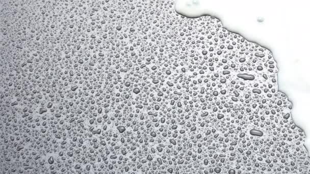 Líquido blanco abstracto fluye sobre la superficie con gotas de agua — Vídeo de stock