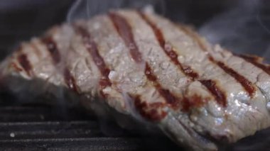 Biftek ızgarada kızartılır, aşçı biberiye ekler.