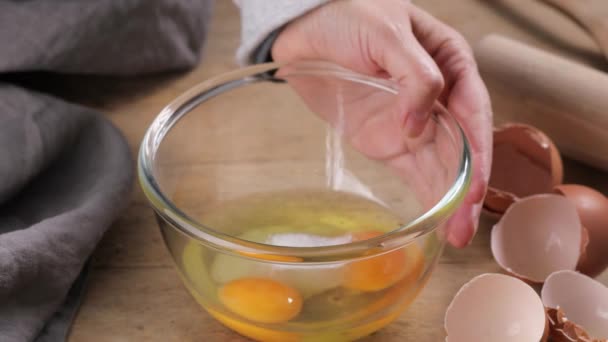 Cuire Mélangeant Les Œufs Crus Avec Sucre Dans Bol Verre — Video