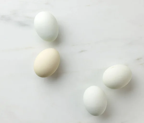 Huevos Bio Frescos Sin Colesterol Crudo Mesa Cocina Vista Superior Imágenes de stock libres de derechos