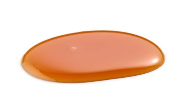 Erimiş karamel damlası beyaz arkaplanda izole edildi