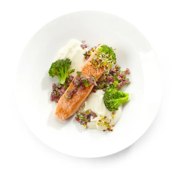 Филе лосося на гриле с овощами — стоковое фото