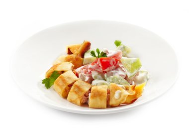 Doldurulmuş Krep ve sebze salatası