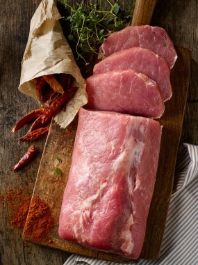 ahşap kesme tahtası üzerinde taze çiğ et