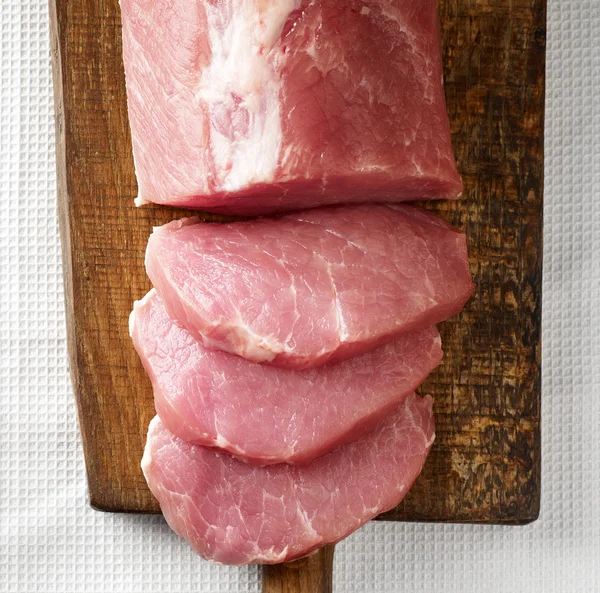 Carne crua fresca na placa de corte de madeira — Fotografia de Stock