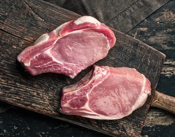 Świeże mięso na drewnianą deską do krojenia — Zdjęcie stockowe