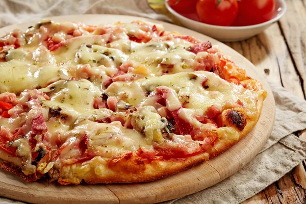 Freshly baked pizza — Stock Photo, Image