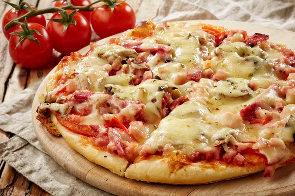 Freshly baked pizza — Stock Photo, Image