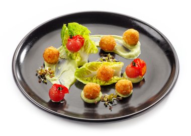 Peynirli cips ve sebze tabağı