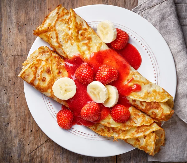 Crepes com morangos e banana — Fotografia de Stock