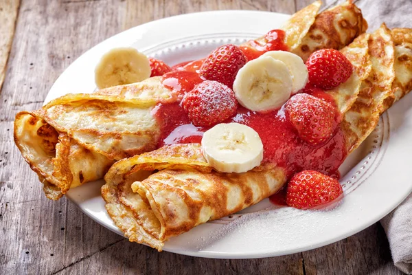 Crepes con fresas y plátano — Foto de Stock