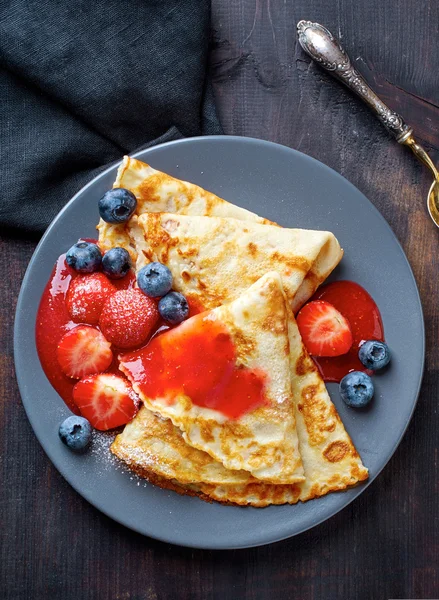 Crepes con bayas frescas — Foto de Stock