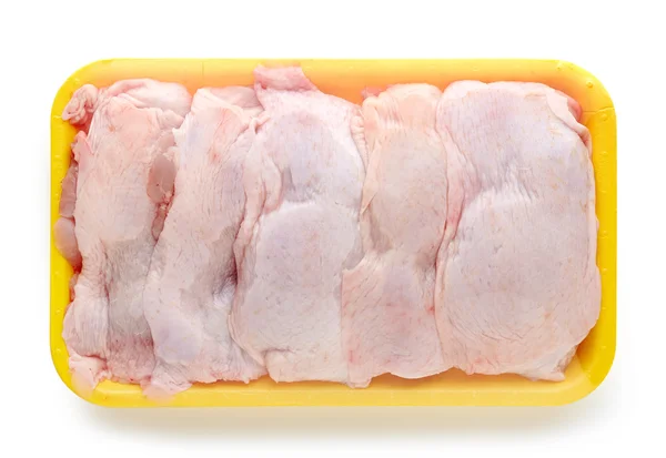 Kip vlees pakket op witte achtergrond — Stockfoto