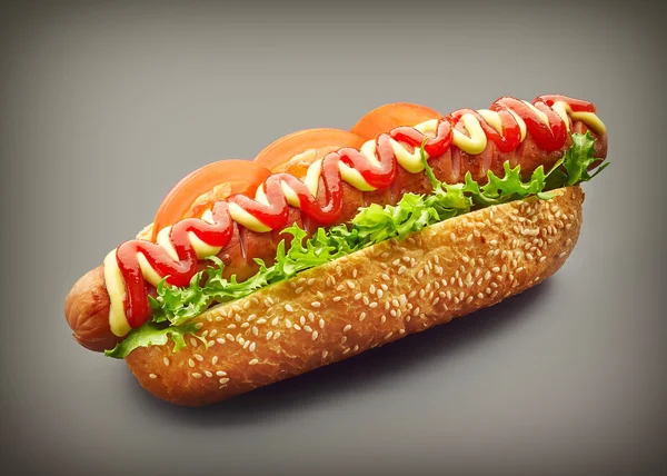 Hot Dog su uno sfondo grigio — Foto Stock