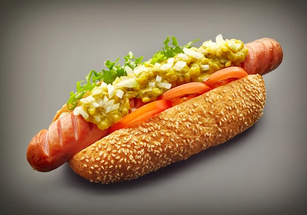 Hot Dog na šedém pozadí — Stock fotografie