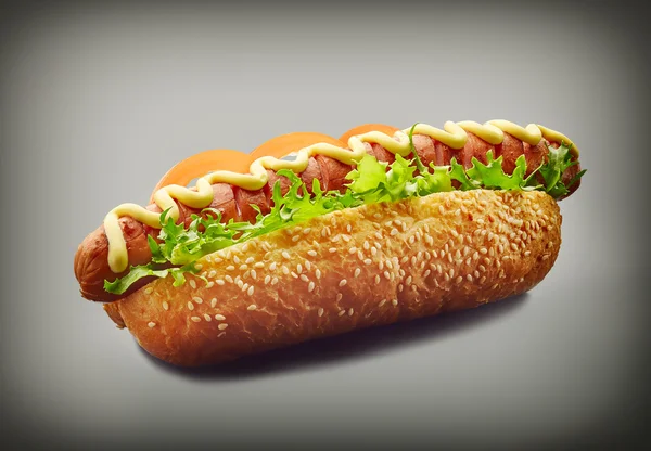 Hot Dog auf dunkelgrauem Hintergrund — Stockfoto