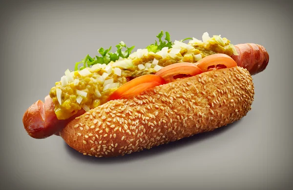 Hot Dog sur fond gris foncé — Photo