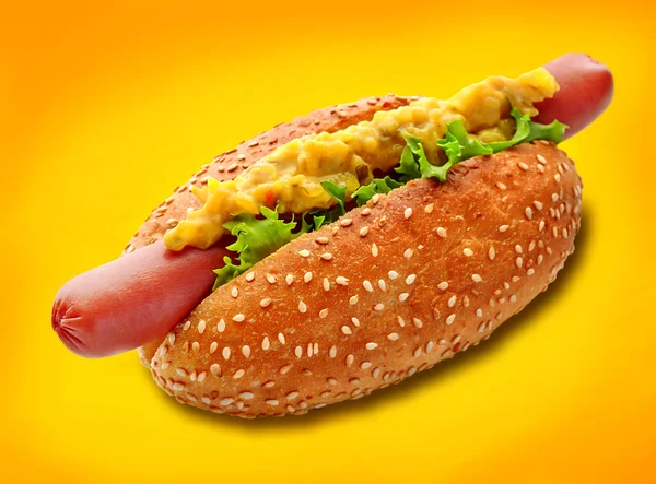 Hotdog Sarı zemin üzerine — Stok fotoğraf