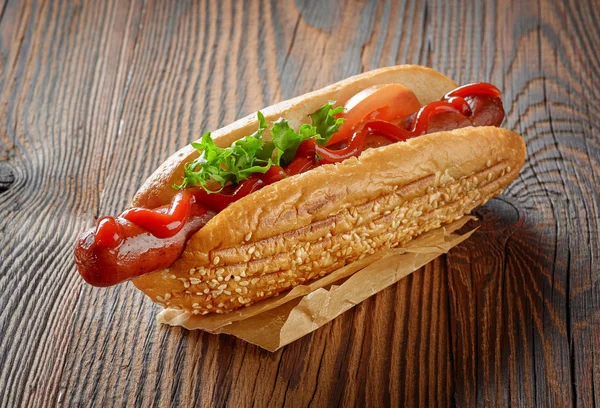 Hot dog sul tavolo di legno — Foto Stock