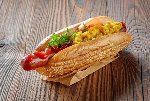 Hot dog'ahşap masa — Stok fotoğraf