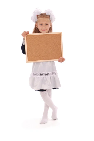 Malá škola holka drží prázdnou tabuli — Stock fotografie