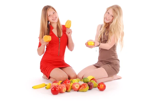 Duas meninas segurando frutas frescas — Fotografia de Stock