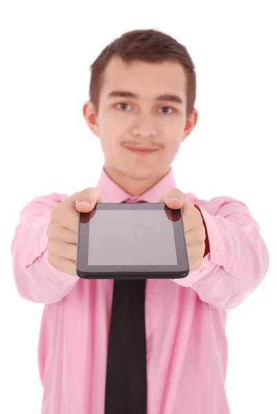 Мальчик в розовой рубашке держит планшетный компьютер — стоковое фото