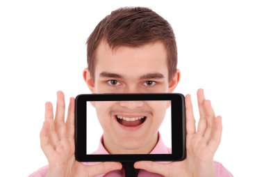 Pembe gömlekli çocuk yüzünün önünde bir tablet Pc tutun
