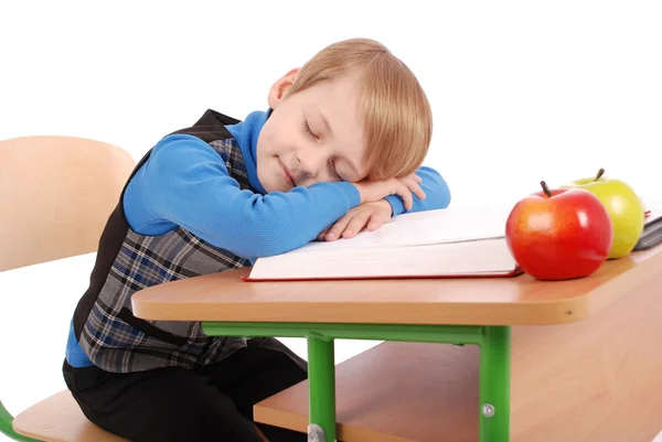 Menino adormeceu em uma mesa da escola — Fotografia de Stock